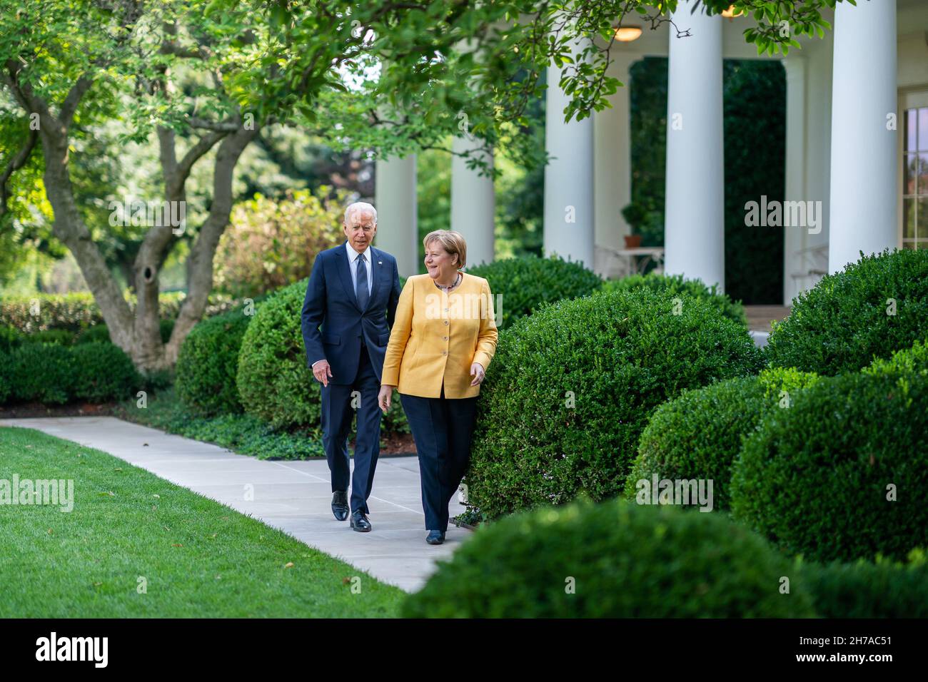 WASHINGTON DC, USA - 15. Juli 2021 - US-Präsident Joe Biden und Bundeskanzlerin Angela Merkel gehen durch den Rosengarten des Weißen Hauses am Thur Stockfoto