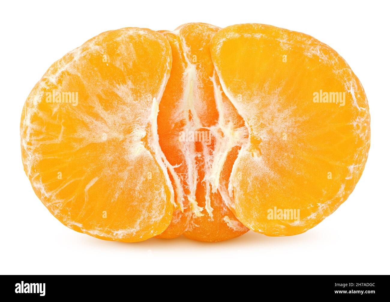 Reife Hälfte der geschälten Mandarine oder orange Zitrusfrüchte isoliert auf weißem Hintergrund mit Clipping Pfad. Volle Schärfentiefe. Stockfoto