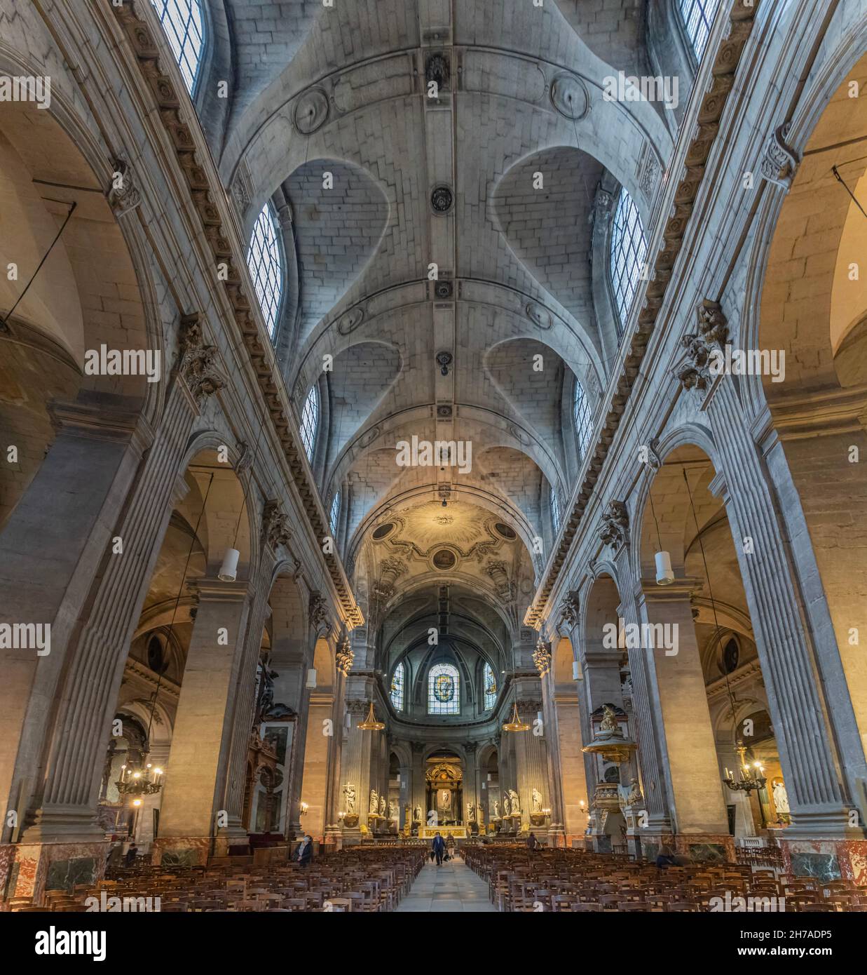Paris, Frankreich - 11 13 2021: Saint-Germain-des-Pres. Blick in die Kirche Saint-Sulpice Stockfoto