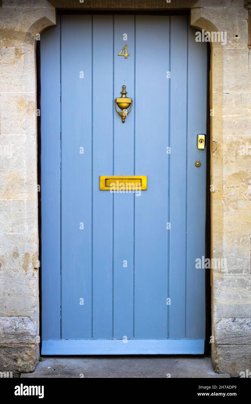 Hellblaue Haustür Nummer 4 in einem Haus, das mehr als 400 Jahre alt ist Stockfoto