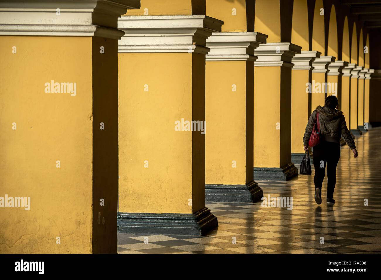 Säulen und Fußgänger, Club de la Union, Plaza de Armas, Lima, Peru Stockfoto