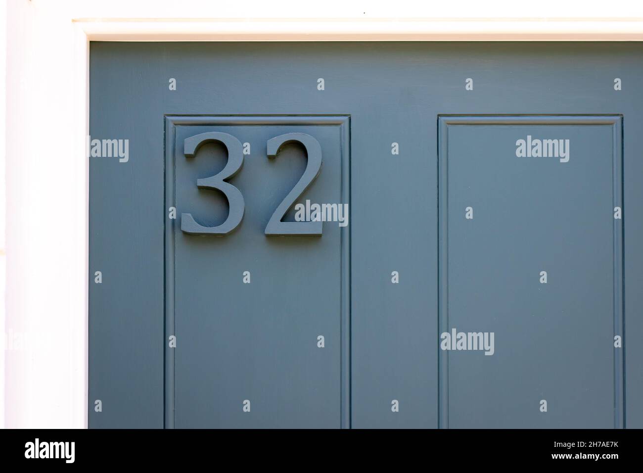 Haustür Nummer 32 mit einfachen Linien Stockfoto