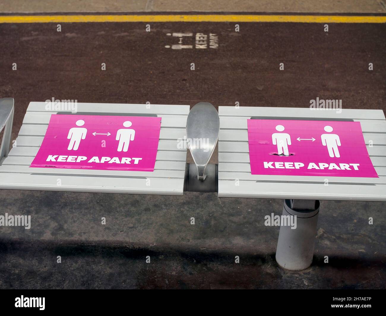 LONDON, Großbritannien - 09. JULI 2021: Schilder für Covid-19 Soziale Distanzierung am Bahnhof Fenchurch Street Stockfoto