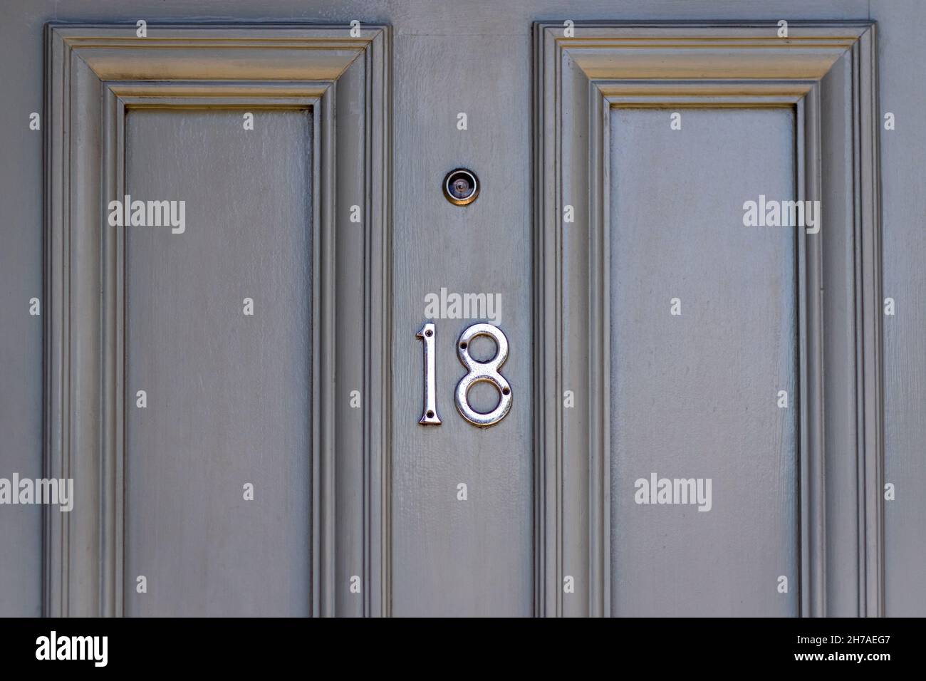 Haus Nummer 18 mit distinguierten Linien in London Stockfoto