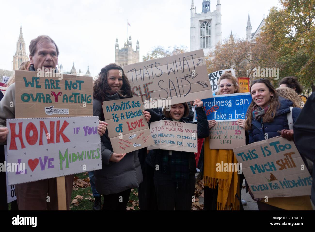 Protestierende halten Plakate, um gegen die „Krise“ in der Mutterschaft auf dem Parliament Square in London zu protestieren.March with Hebammen ist eine Basisorganisation, die Mutterschaftspersonal des National Health Service (NHS) in ganz Großbritannien vertritt, die aufgrund der Pandemie einen erhöhten Druck auf die Arbeitsbedingungen erlebt haben. Es gab Berichte über Überarbeit und Unterbesetzung, Unfähigkeit, auf Toilettenpausen zu gehen, Dehydrierung bei der Arbeit unter anderem. Die Organisation rief zu einem landesweiten Mahnwochenende auf, um von der Regierung Boris dringende Maßnahmen zur „Mutterschaftskrise“ zu fordern. (Foto von Belinda Jiao/SO Stockfoto