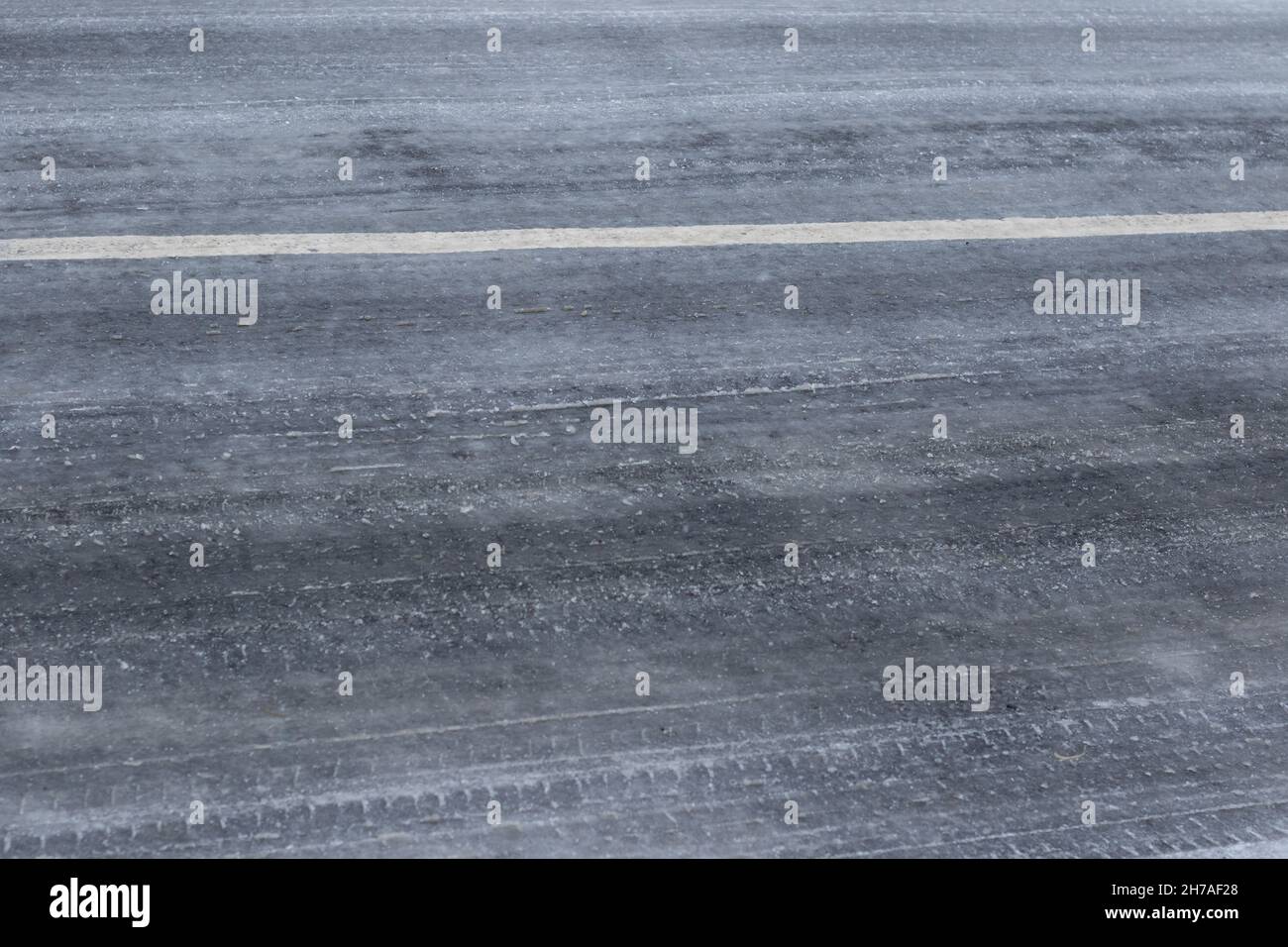 Vereister Straßenbelag im Winter Stockfoto