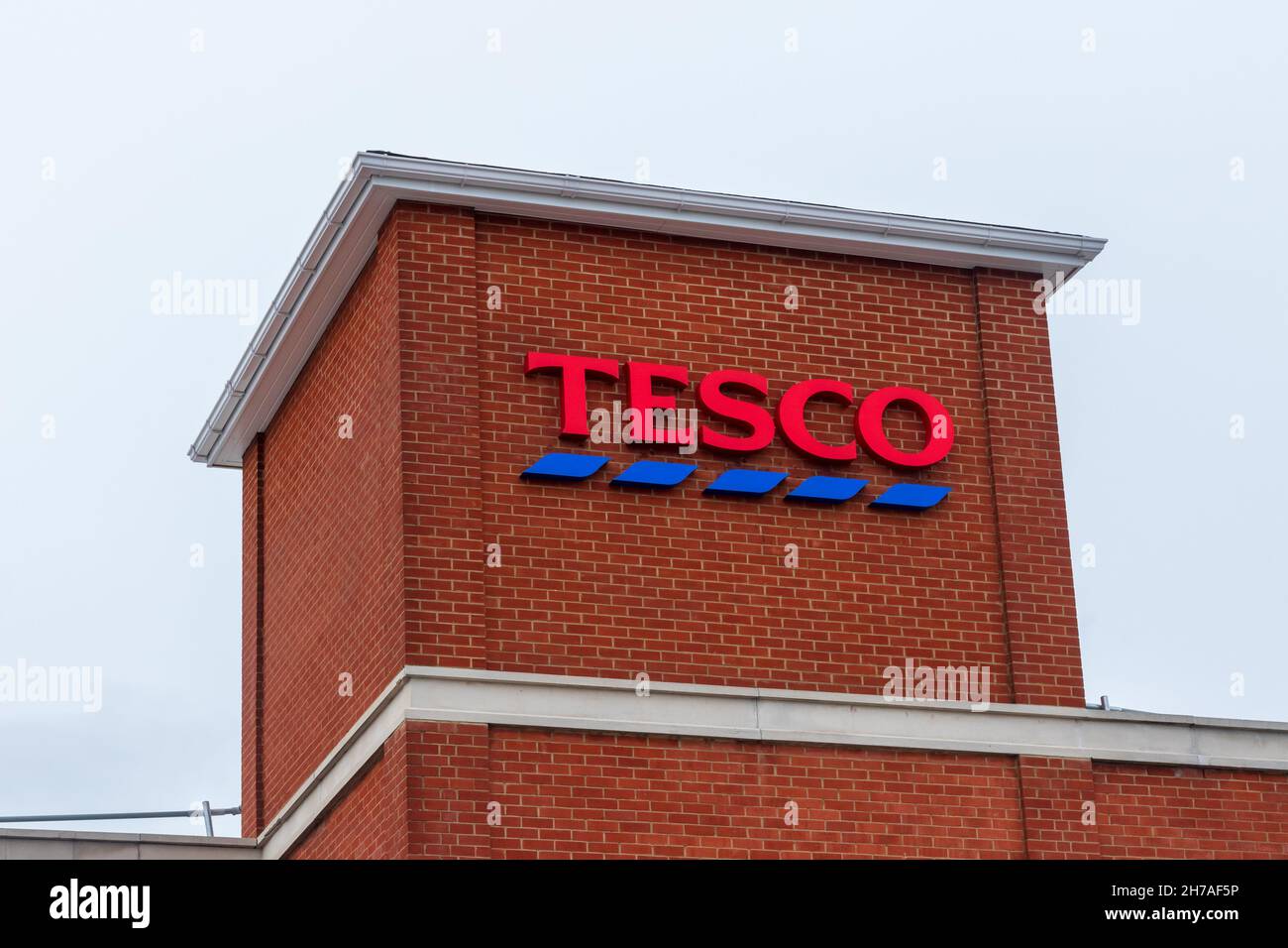 Hertford, Großbritannien, 23rd. Mai 2021: Großes Tesco-Schild an der Außenseite des Ladens Stockfoto