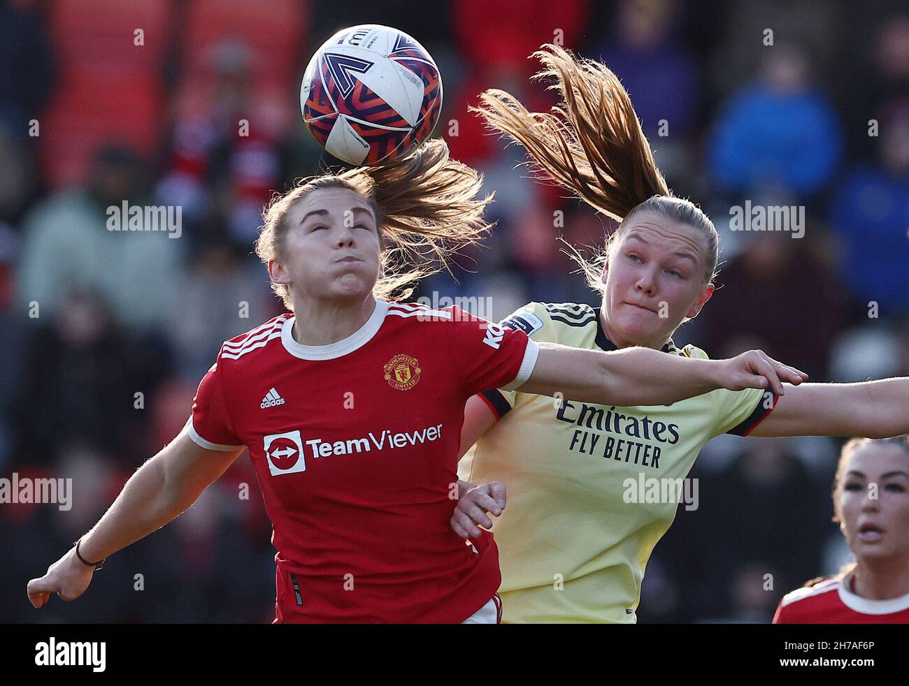 Leigh, Großbritannien. 21st. November 2021. Kirsty Hanson von Manchester United fordert Jennifer Beattie von Arsenal während des Spiels der FA Women's Super League im Leigh Sports Village, Leigh. Bildnachweis sollte lauten: Darren Staples/Sportimage Credit: Sportimage/Alamy Live News Stockfoto