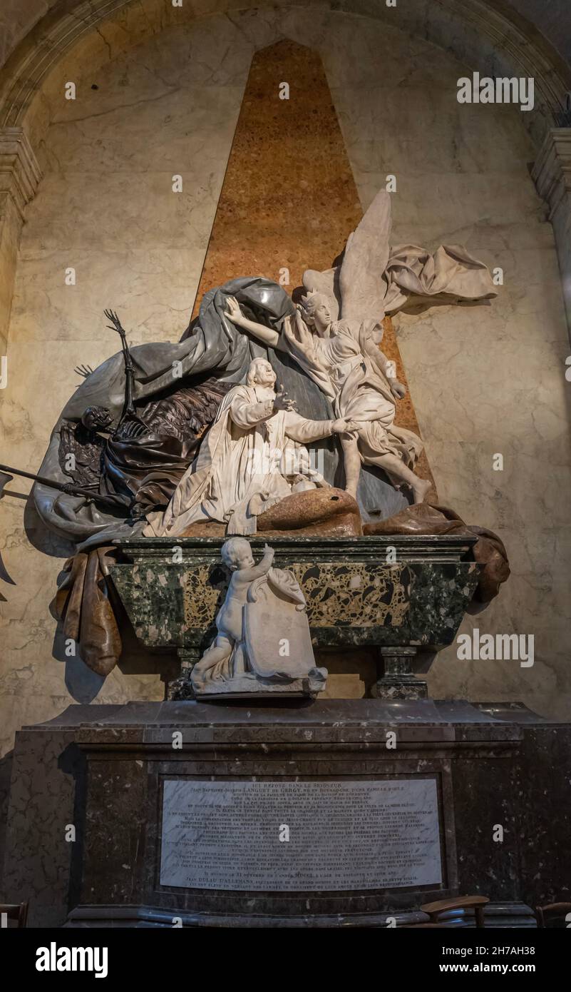 Paris, Frankreich - 11 13 2021: Saint-Germain-des-Pres. Blick in die Kirche Saint-Sulpice Stockfoto