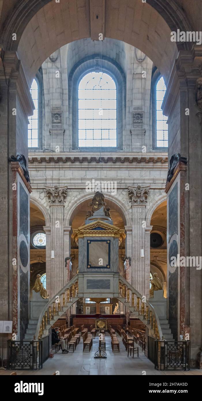 Paris, Frankreich - 11 13 2021: Saint-Germain-des-Pres. Blick in die Kirche Saint-Sulpice Stockfoto