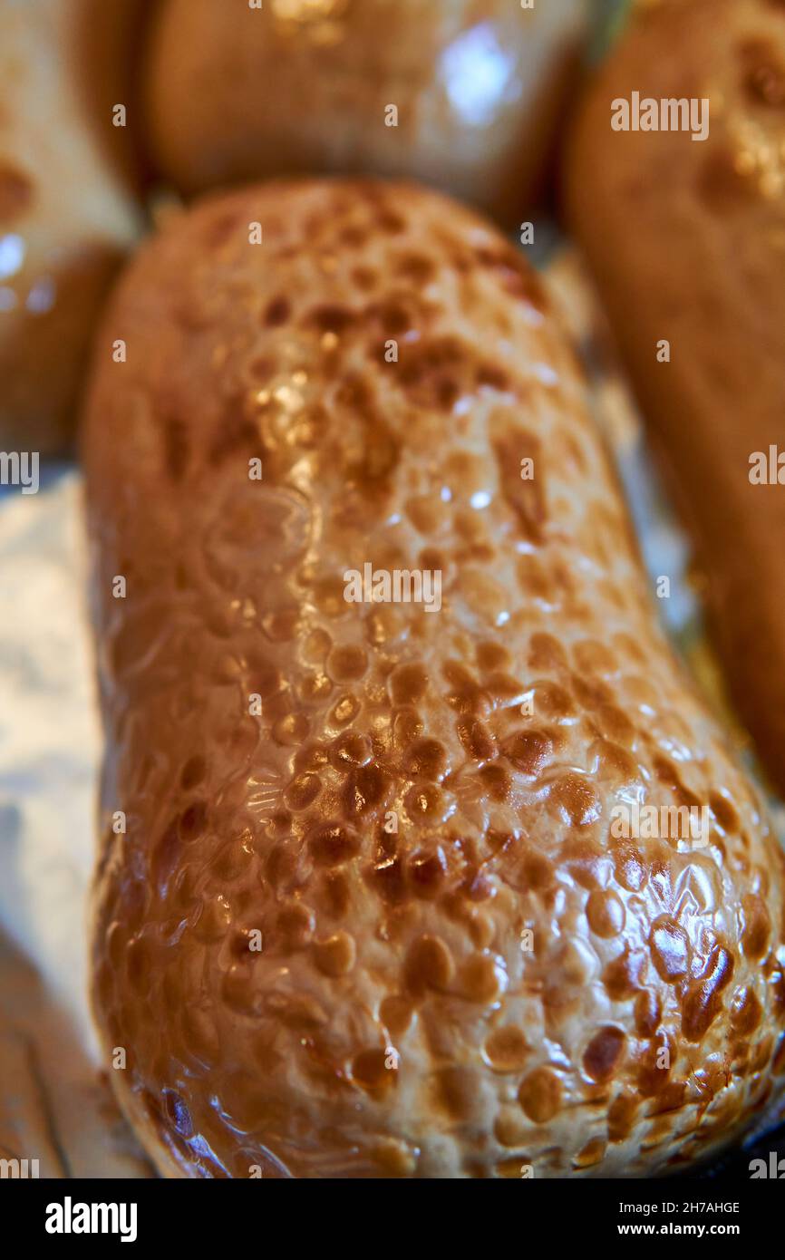 Rösten von Butternusskürbis oder Kürbis für eine wärmende Suppe. Draufsicht auf die Backofentablett. Stockfoto