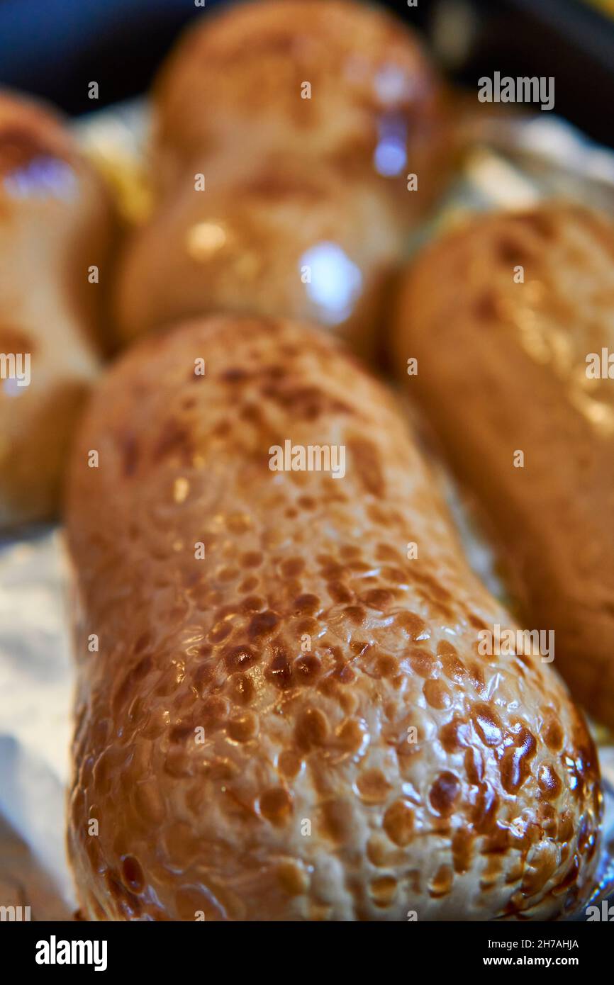Rösten von Butternusskürbis oder Kürbis für eine wärmende Suppe. Draufsicht auf die Backofentablett. Stockfoto