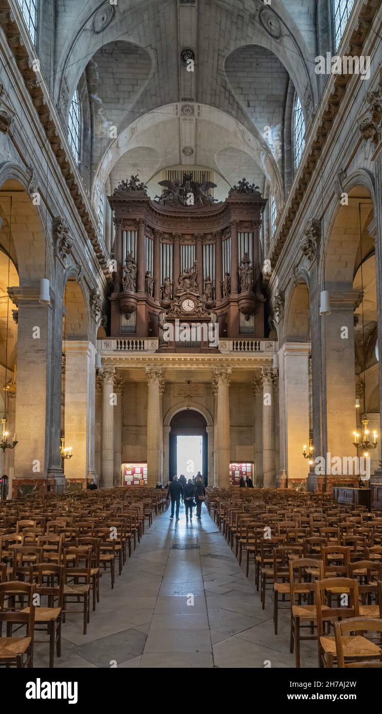 Paris, Frankreich - 11 13 2021: Saint-Germain-des-Pres. Blick in die Kirche Saint-Sulpice Stockfoto