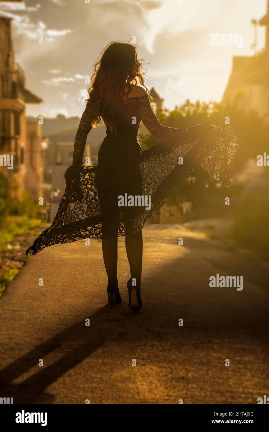 Sexy Frau Silhouette über roten Sonnenuntergang Himmel, sinnlich weiblich Stockfoto