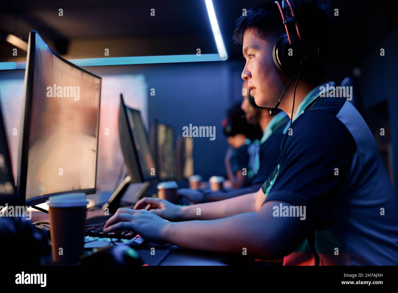 Cybersport Team Teilnahme an Online-Turnier im Computer-Club Stockfoto