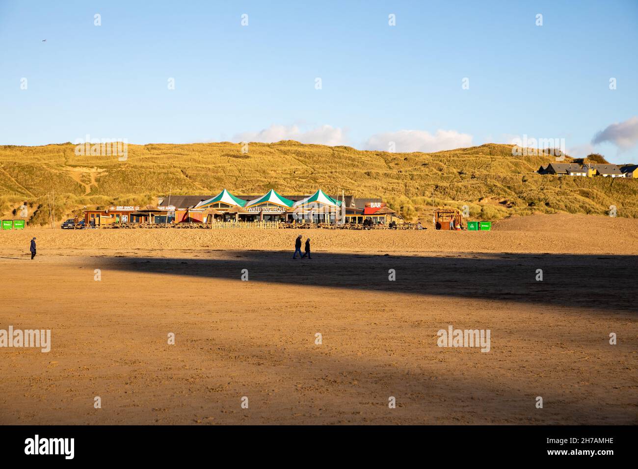 Blauer Himmel am späten Nachmittag über Perranporth Beach, Cornwall, Großbritannien Stockfoto