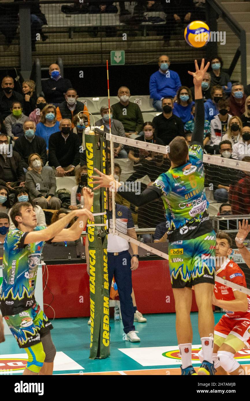 Ravenna, Italien. 21st. November 2021. One Hand set von Simone Giannelli (Perugia) during Consar Ravenna vs Sir Safety Conad Perugia, Volleyball Itana Serie A Men Superleague Championship in Ravenna, Italy, November 21 2021 Credit: Independent Photo Agency/Alamy Live News Stockfoto