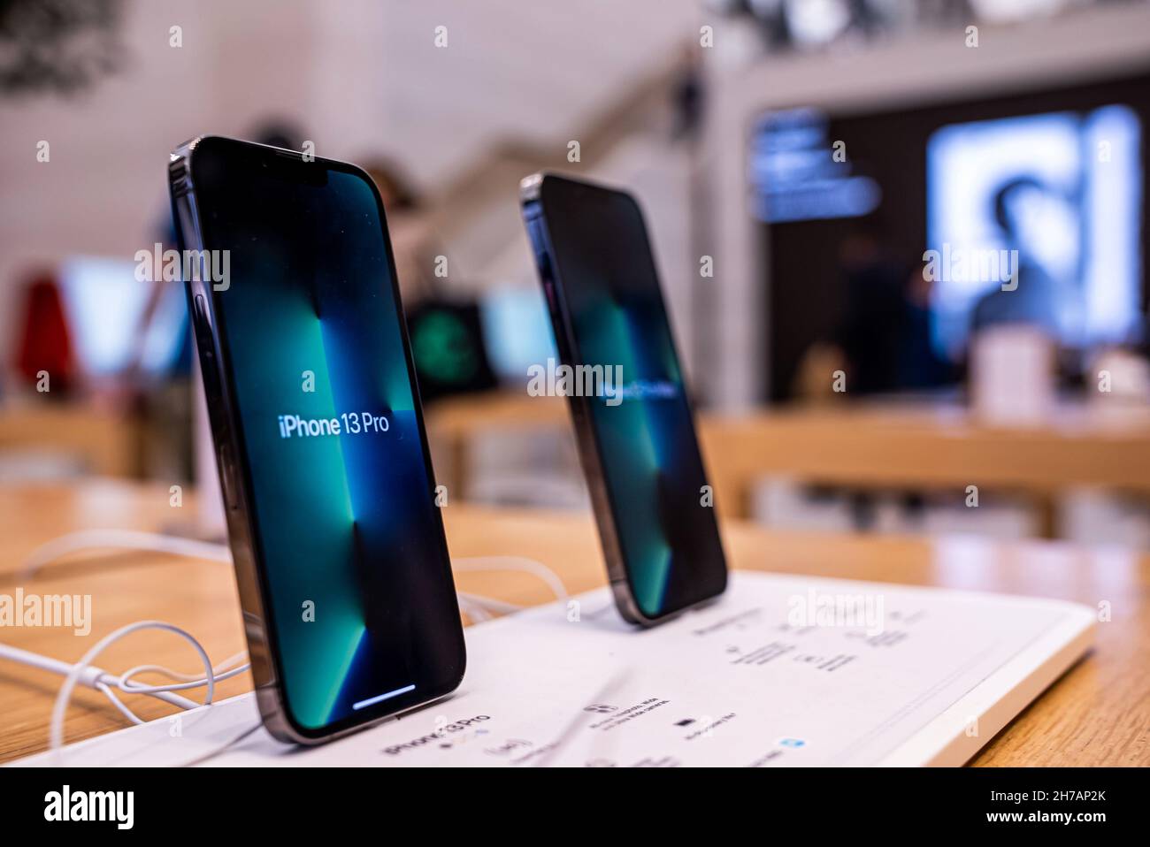 Ein neues iPhone 13 Pro im Apple Store Stockfoto
