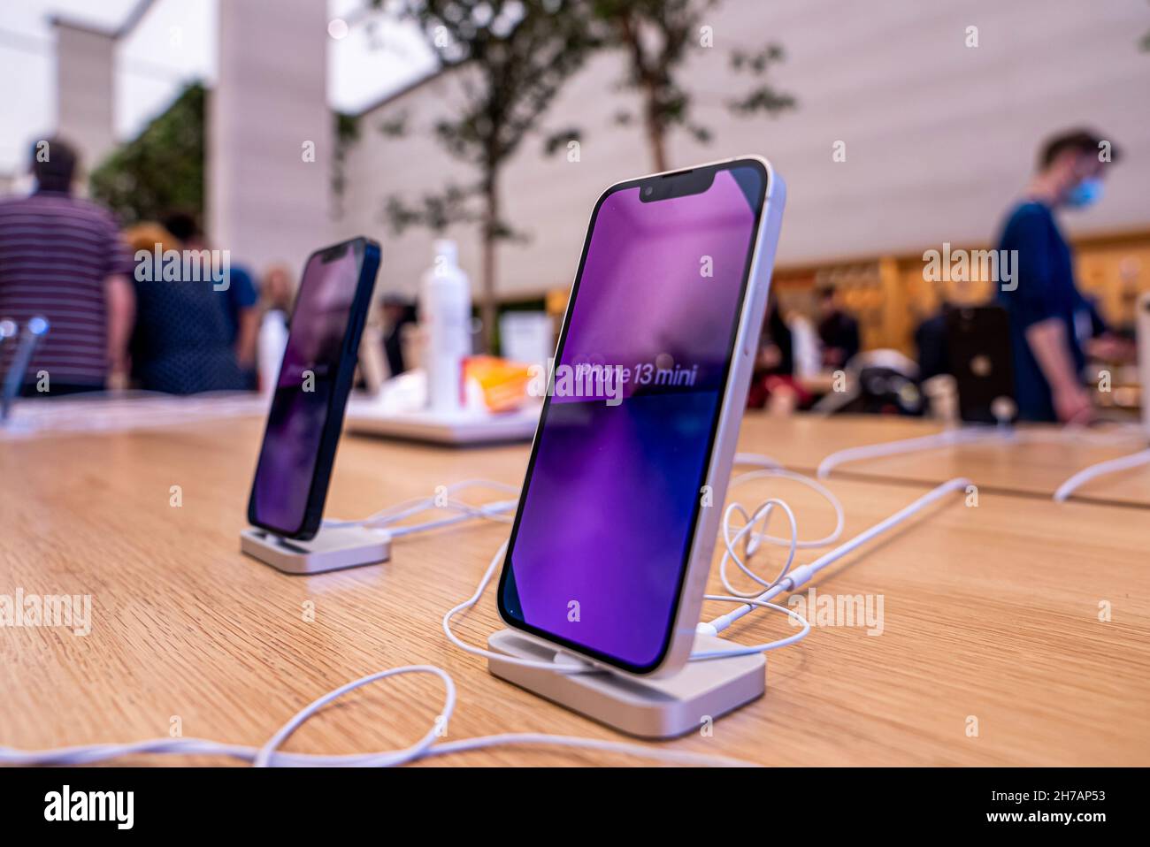 Ein neues iPhone 13 Pro im Apple Store Stockfoto