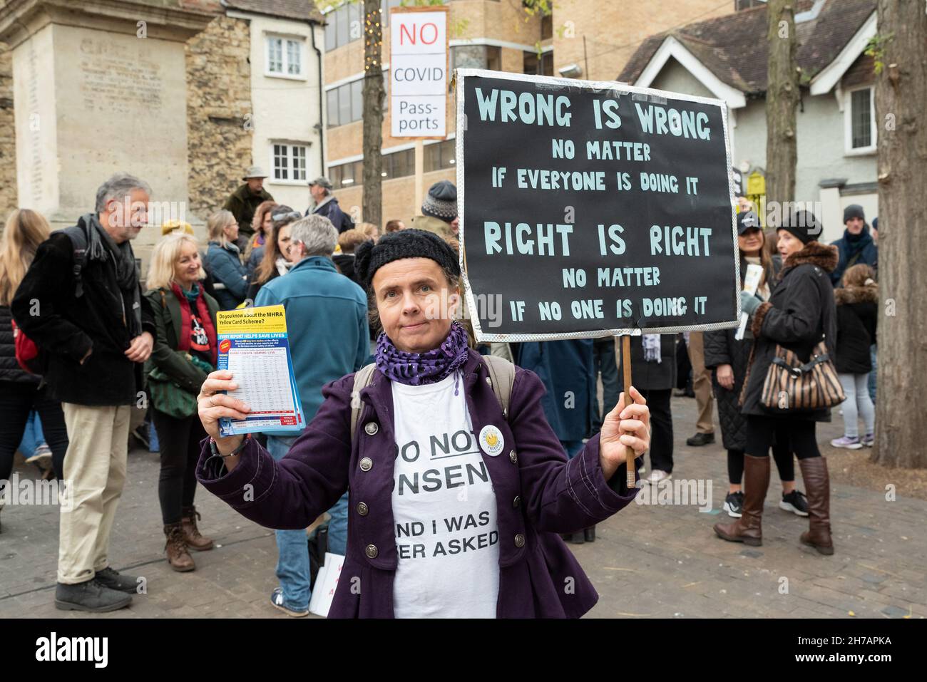 Oxford, Großbritannien. 20th. November 2021. Oxford World Wide Rally for Freedom. Rund 60 Anti-Vaxxer, nicht-Gläubige, die sich geimpft haben, keine Masken, keine soziale Distanzierung und keine Sperren, nahmen an einer Kundgebung auf dem Bonner Platz Teil. Ähnliche Rally wurde in anderen britischen Städten gefördert. Banner, Plakate und Kleidung zeigten Slogans wie Stop Medical Tyranny Now, No Vaccine Pässe, Stop Murdering Our Children, Boris We did Not Vote for Medical Apartheid und No Covid Pässe. Kredit: Stephen Bell/Alamy Stockfoto