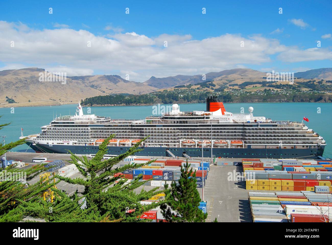 Cunard Queen Victoria festgemacht am Lyttelton, Lyttelton Harbour, der Bank Halbinsel, Canterbury, Südinsel, Neuseeland Stockfoto