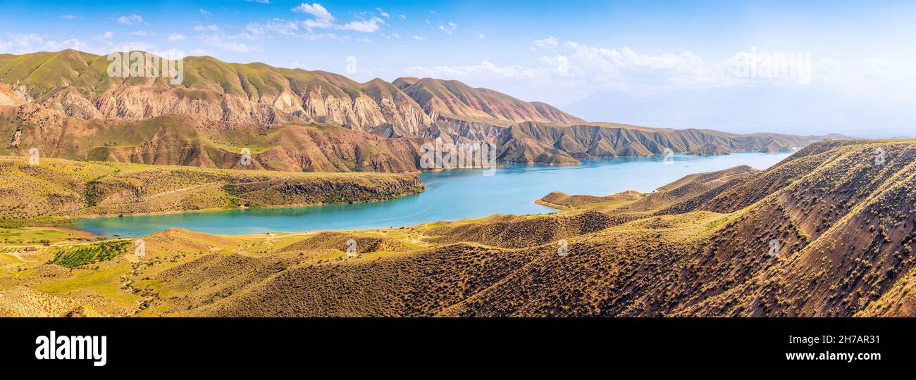 Ein malerischer Stausee mit blauem Wasser in einem wasserarden Gebiet. Das Konzept der Erholung am Fluss Azat in Armenien und der Landgewinnung Stockfoto