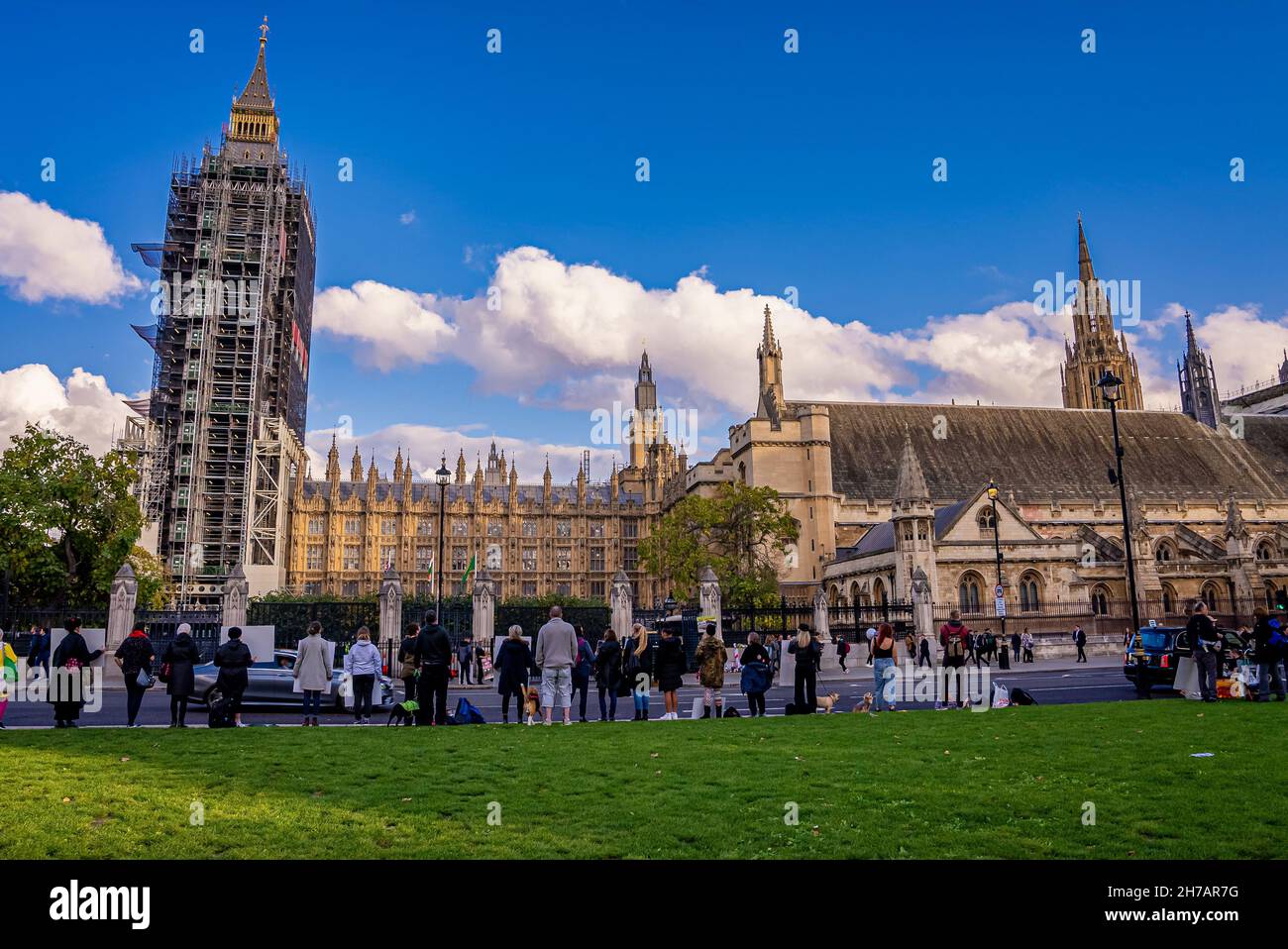 Eine Menge versammelt sich zu einer Anti-Brexit-Kundgebung vor dem Parlament. Stockfoto