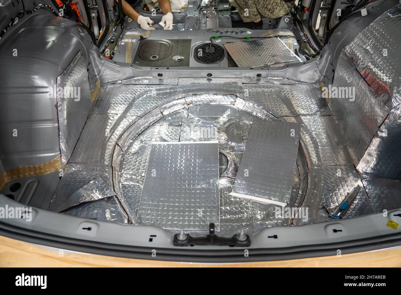 Innenraum des Autos im Prozess der Installation Schalldämmung Schalldämmung  auf modernen SUV Stockfotografie - Alamy