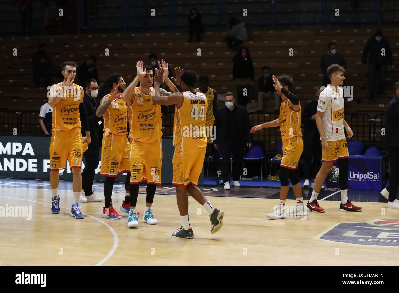 Cremona, Italien. 21st. November 2021. La Carpegna Prosciutto Pesaro A fine partita durante Vanoli Basket Cremona vs Carpegna Prosciutto Pesaro, Campionato di Basket Serie A in Cremona, Italia, 21 novembre 2021 Credit: Independent Photo Agency/Alamy Live News Stockfoto