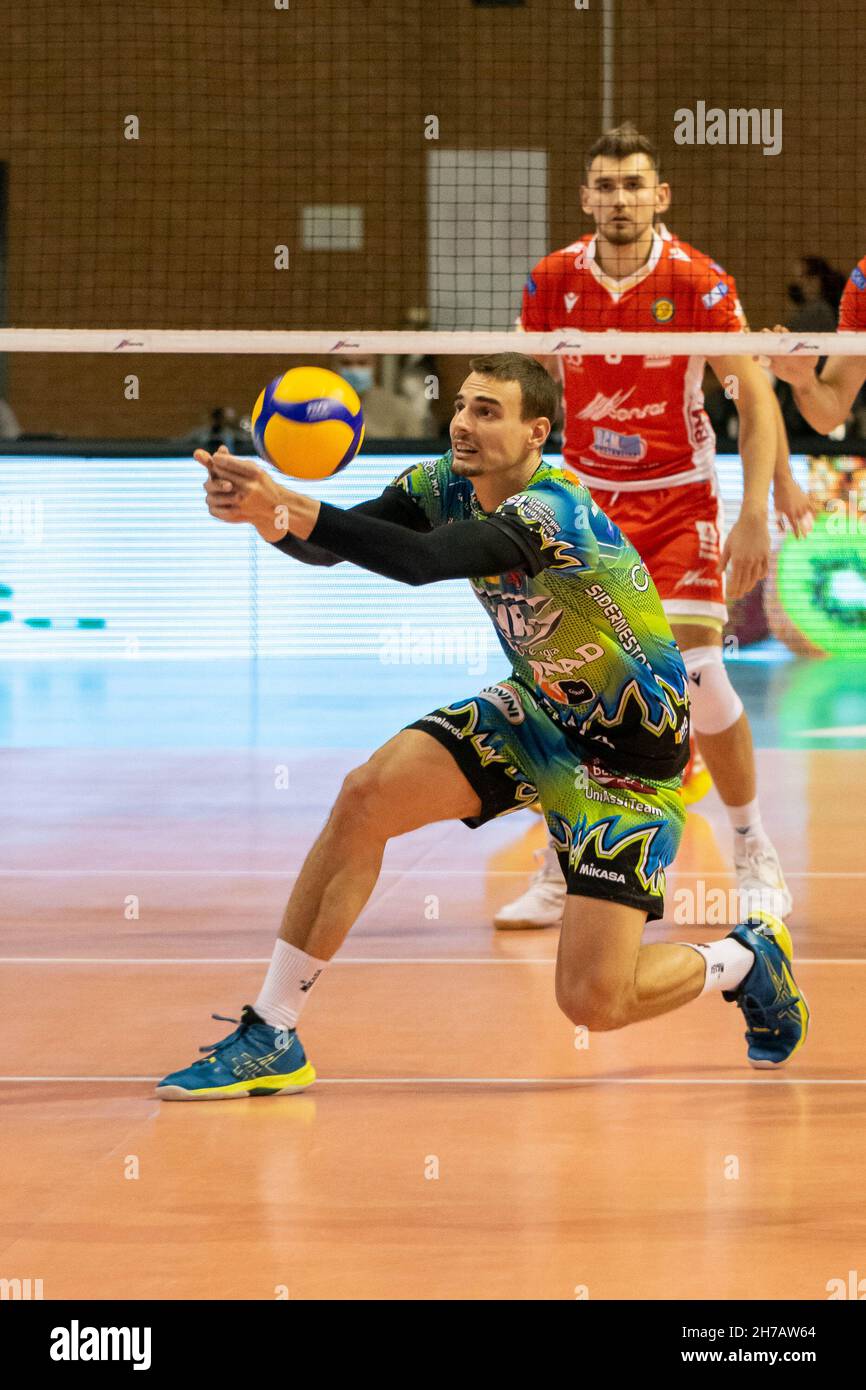 Ravenna, Italien. 21st. November 2021. Simone Giannelli (Perugia) ungewöhnliches bagher-Set während des Consar Ravenna vs Sir Safety Conad Perugia, Volleyball Italienische Serie A Superliga-Meisterschaft der Männer in Ravenna, Italien, November 21 2021 Quelle: Independent Photo Agency/Alamy Live News Stockfoto