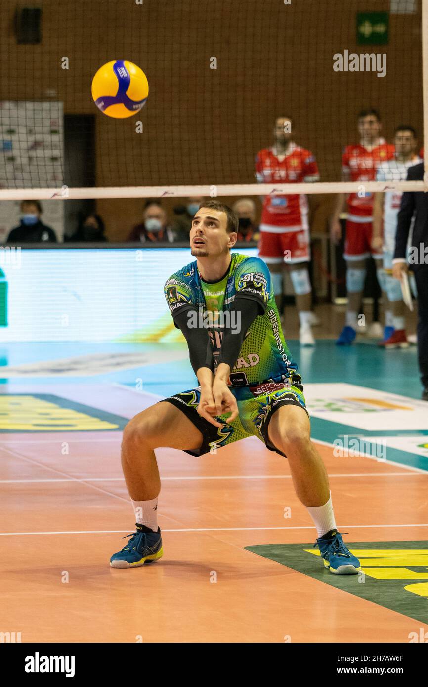 Ravenna, Italien. 21st. November 2021. Simone Giannelli (Perugia) bagher während des Consar Ravenna vs Sir Safety Conad Perugia, Volleyball Italienische Serie A Männer Superliga Meisterschaft in Ravenna, Italien, November 21 2021 Quelle: Independent Photo Agency/Alamy Live News Stockfoto