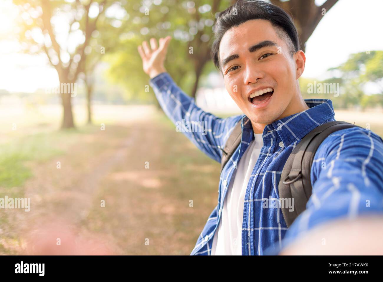 Ein glücklicher, gutaussehender Mann macht im Urlaub im Freien ein Selfie-Portrait Stockfoto