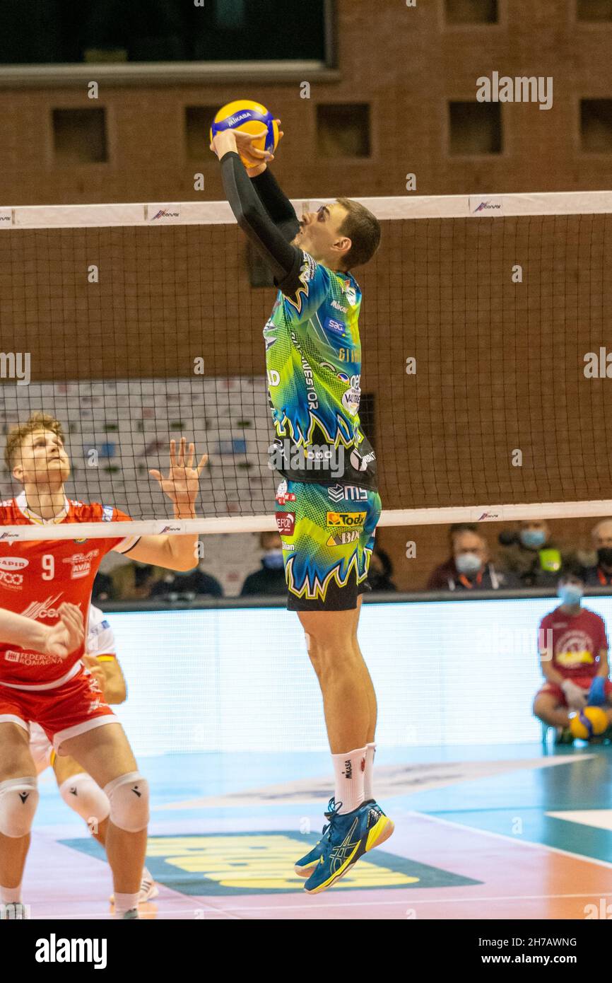 Ravenna, Italien. 21st. November 2021. Simone Giannelli (Perugia) spielt während des Consar Ravenna gegen Sir Safety Conad Perugia, Volleyball Italienische Serie A Männer Superliga Meisterschaft in Ravenna, Italien, November 21 2021 Quelle: Independent Photo Agency/Alamy Live News Stockfoto