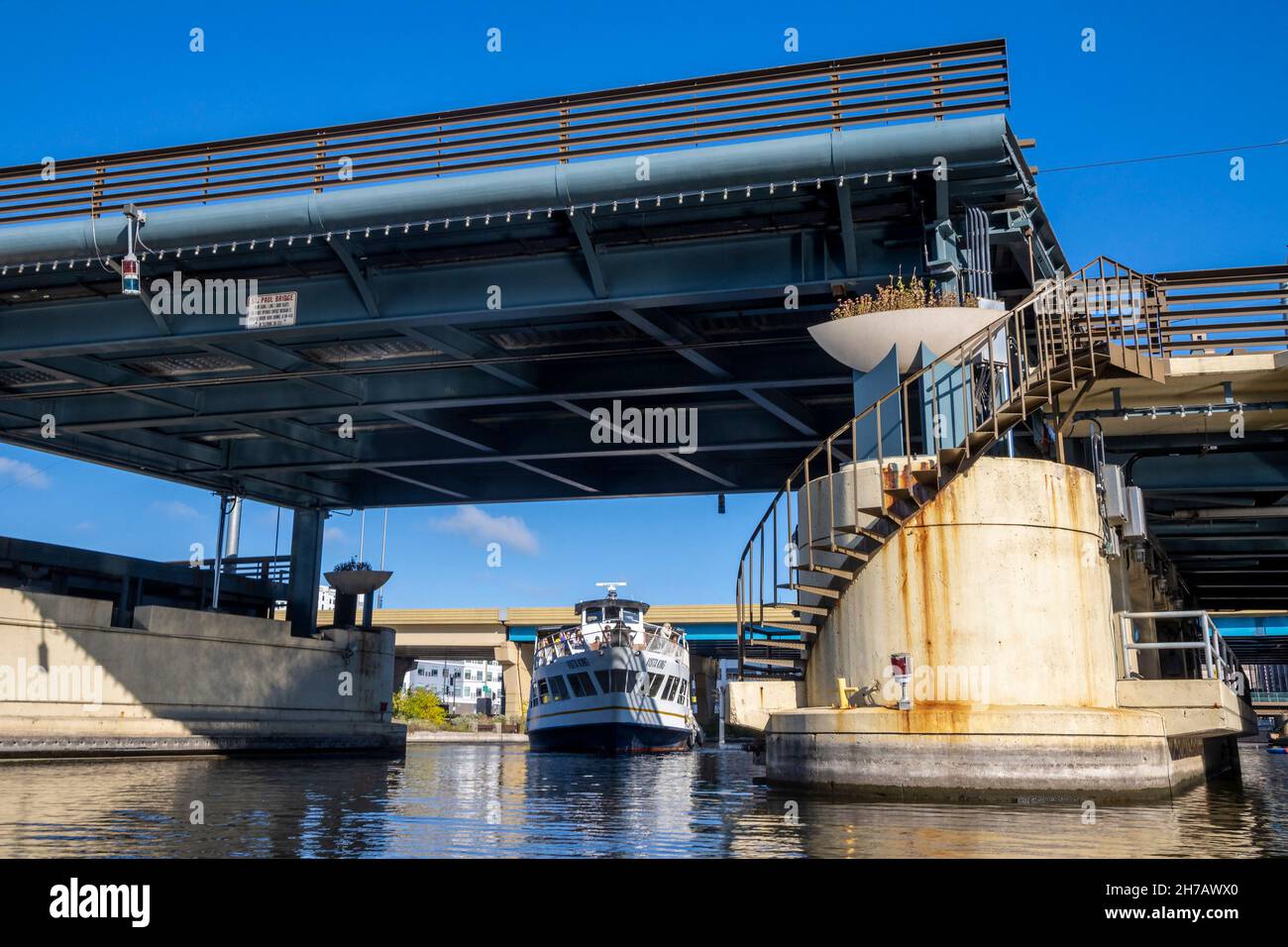 Milwaukee hat 179 Brücken. Einige haben einen Mittelteil, der wie eine Tischplatte nach oben geht. Stockfoto