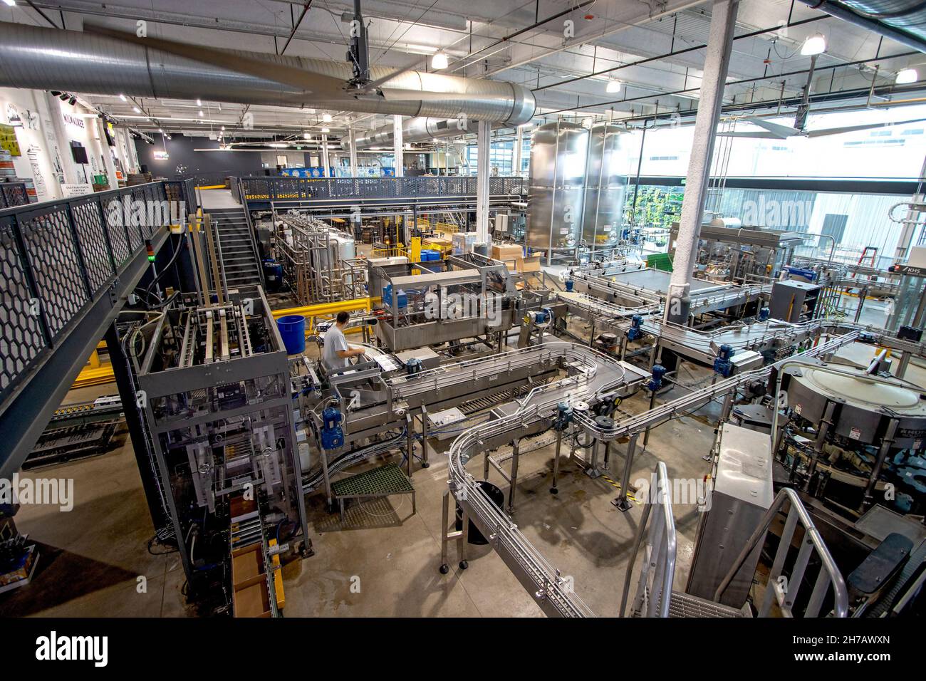 Produktionslinie bei Milwaukee Brewing Co (MKE). Stockfoto