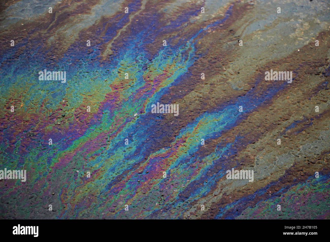 Oelteppich auf Asphaltstraße Hintergrund oder Textur Stockfoto