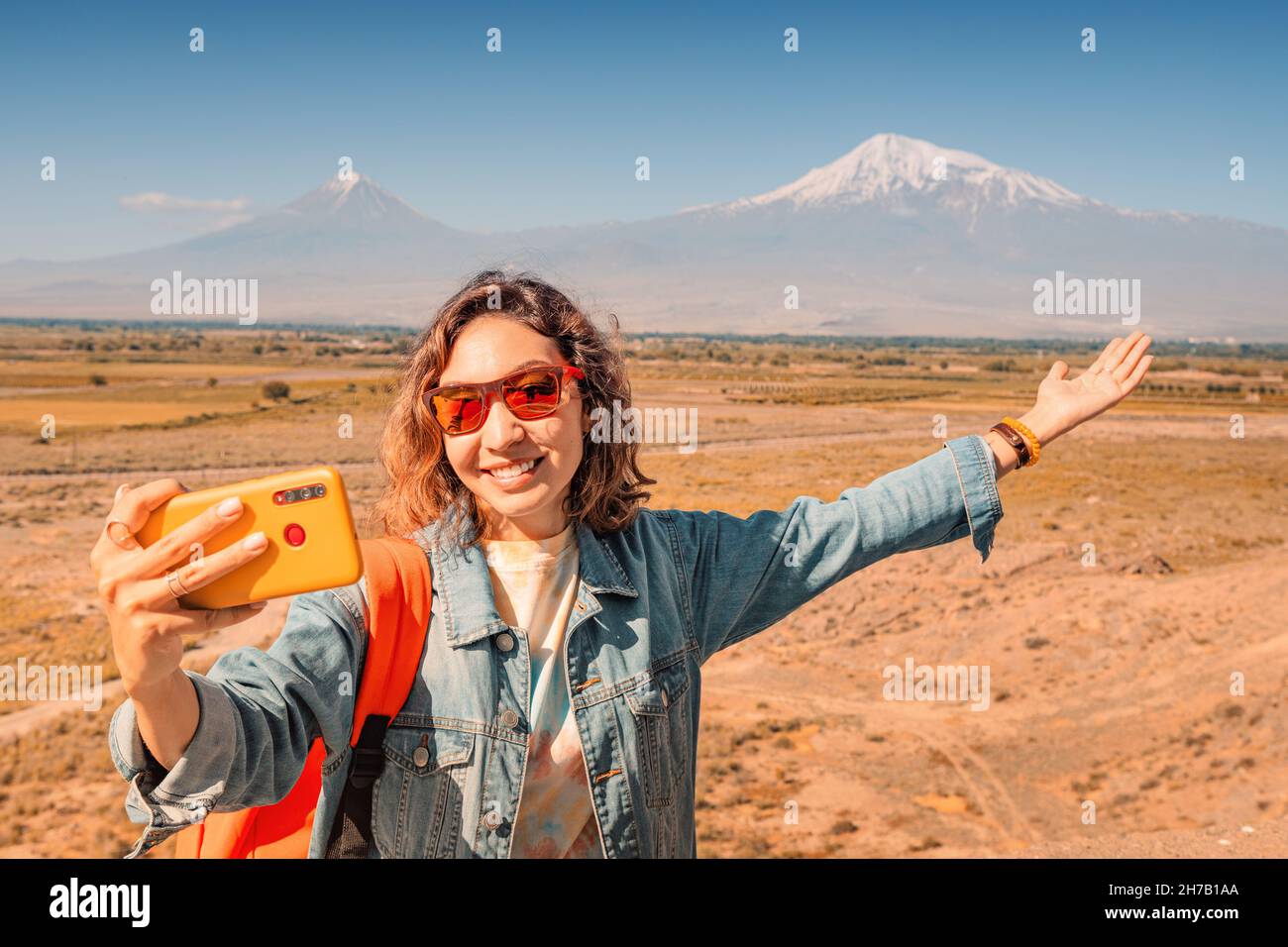 Reisende Frau am Aussichtspunkt, die Selfie-Fotos auf ihrem Smartphone am berühmten Mount Ararat gemacht hat. Reisen und Tourismus in Armenien Stockfoto