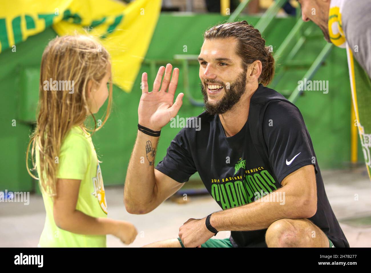 St. Petersburg, FL USA; Tampa Bay Rowdies Verteidiger Forrest Lasso (3) gibt einem jungen Fan nach einem USL Eastern Conference Championship Gam einen hohen Fünftel Stockfoto