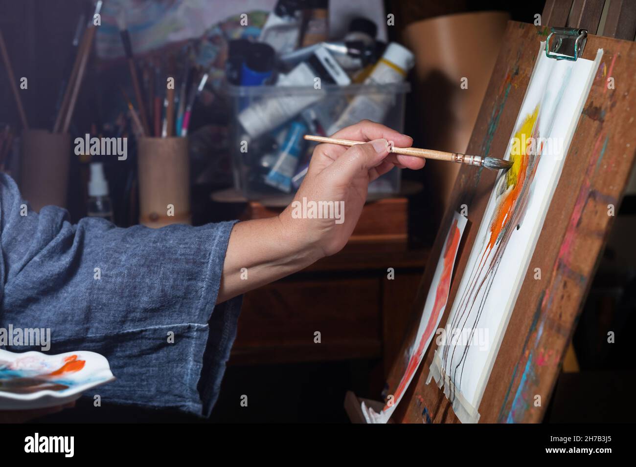 Künstlerin malt Skizze in Aquarell auf Staffelei Stockfoto