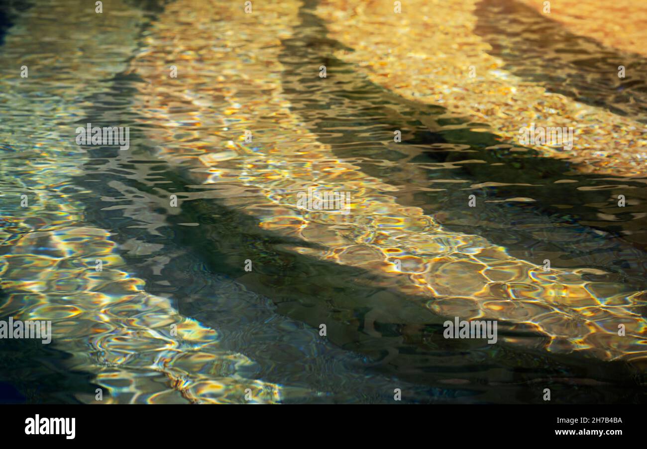 Schritte zum Pool unter Wasser. Blaue Wasserstruktur schimmert in der