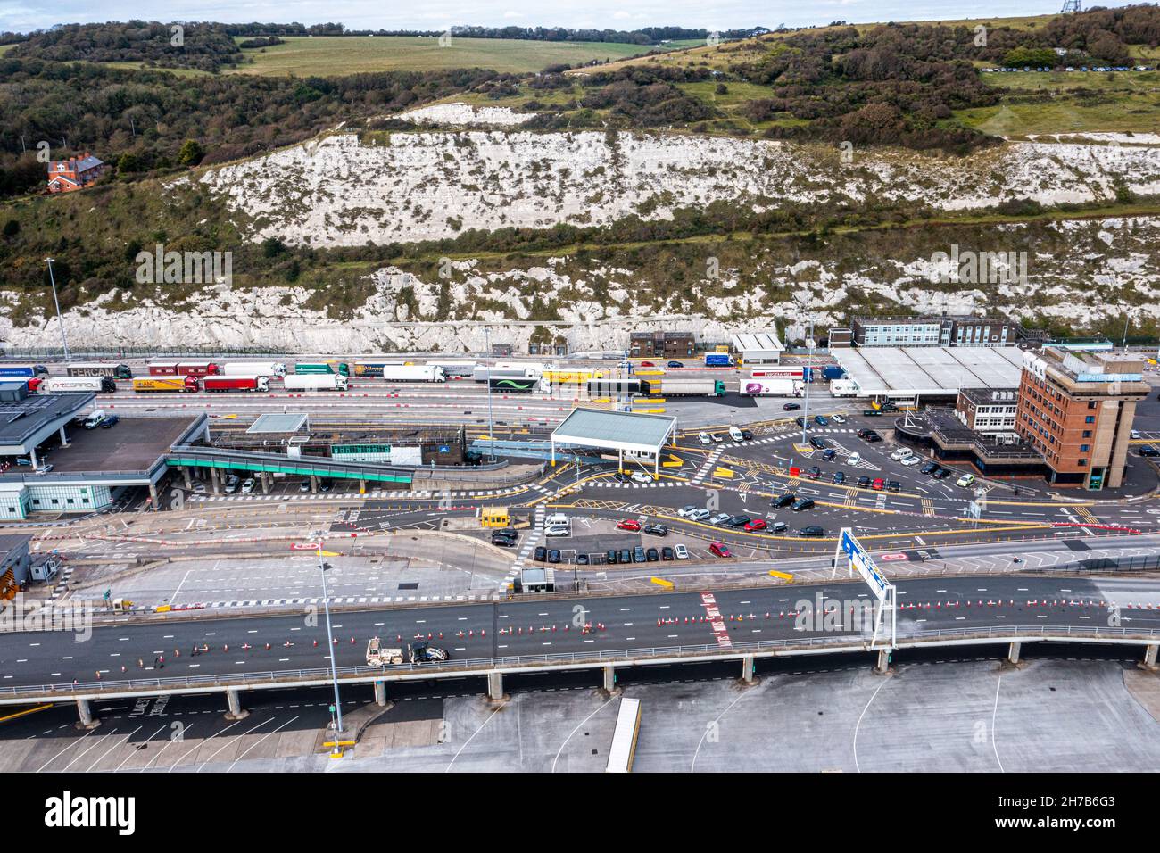 Luftaufnahme des Hafens und der Lastwagen, die nebeneinander in Dover, Großbritannien, geparkt sind. Stockfoto