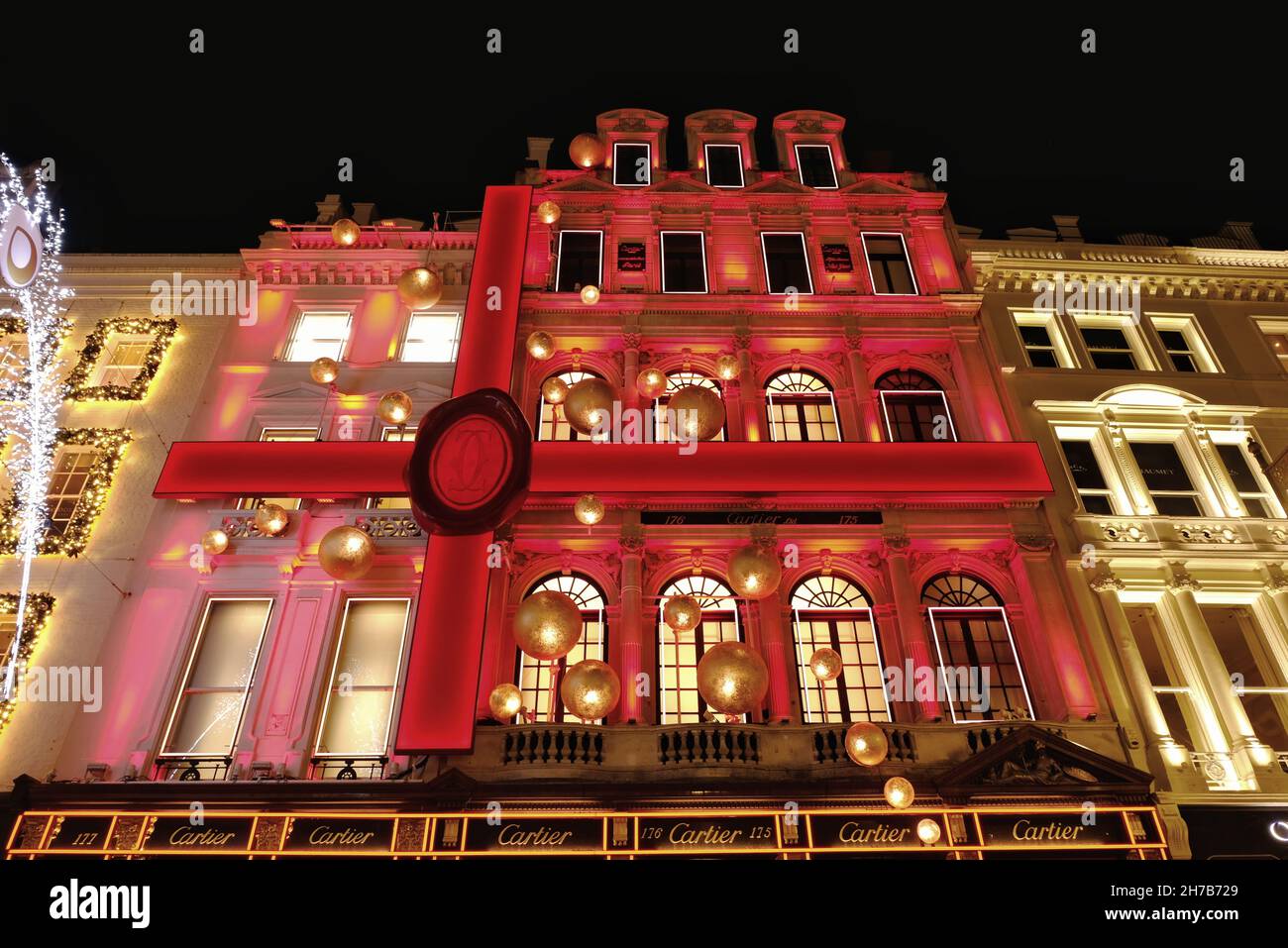 London, Großbritannien. Cartier rot beleuchteten, musikalischen Weihnachtsfeier in der Old Bond Street. Stockfoto