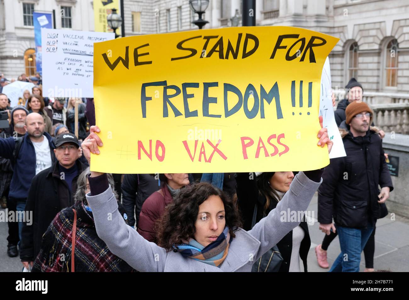London, Großbritannien. Ein Protestler hält ein Plakat gegen den Gesundheitspass Covid-19 hoch, wie Tausende in Central London demonstrieren. Stockfoto