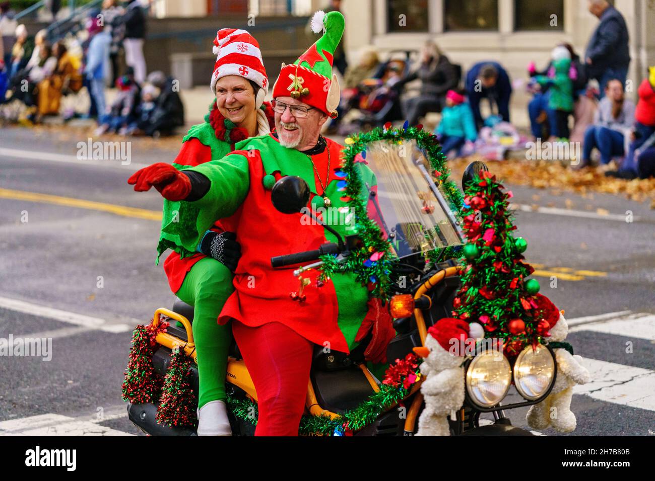 Harrisburg, PA, USA - 20. November 2021: Roller-Enthusiasten als Elfen gekleidet nehmen an der jährlichen Harrisburg Holiday Parade Teil. Stockfoto