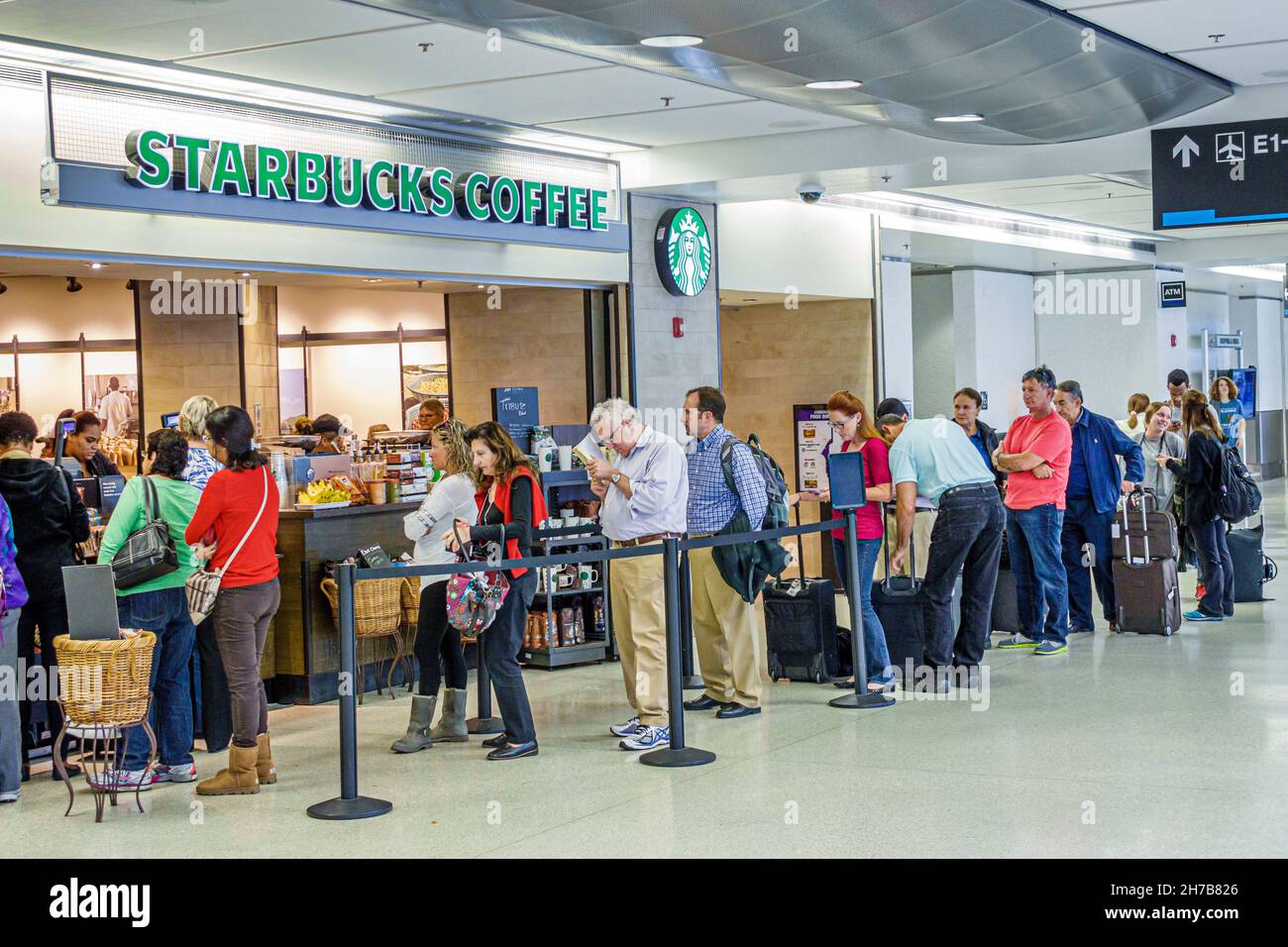 Miami Florida, International Airport MIA, innen Terminal Gate, Starbucks Coffee Counter lange Schlange Gäste warten auf Bestellung Stockfoto