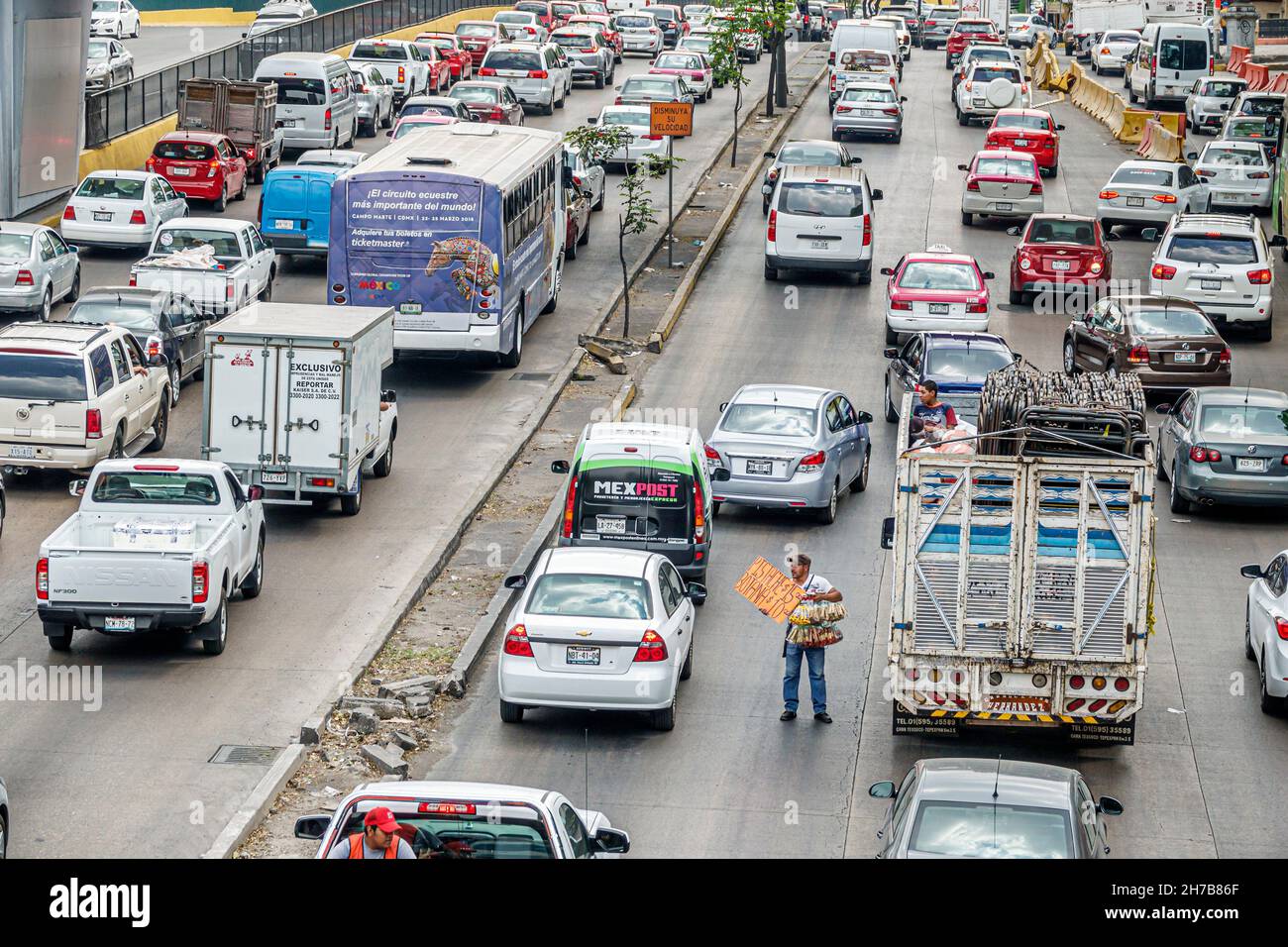 Mexiko-Stadt, hispanisch mexikanisch, Circuito Bicentenario, Autobahn-Autobahn-Schleife, Stau Autos Overhead-Ansicht Mann männlich Straße Snack Verkäufer verkaufen Stockfoto