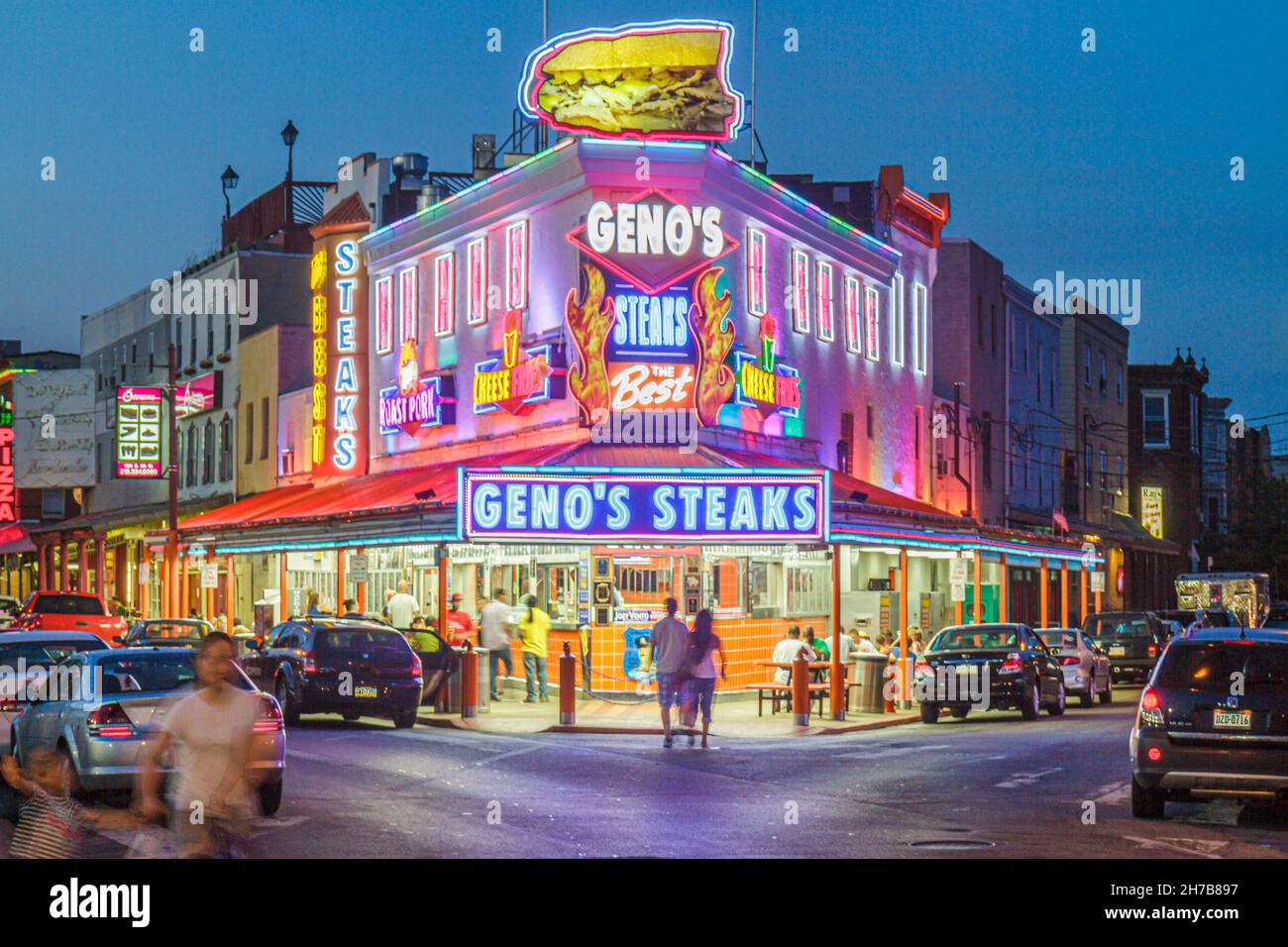 Philadelphia Pennsylvania, South 9th Street, Geno's Restaurant, Food Sandwich Shop, Philly Cheesesteak-Schild, Neonlichter, Nachtlicht, Wahrzeichen des Nachtlebens Stockfoto