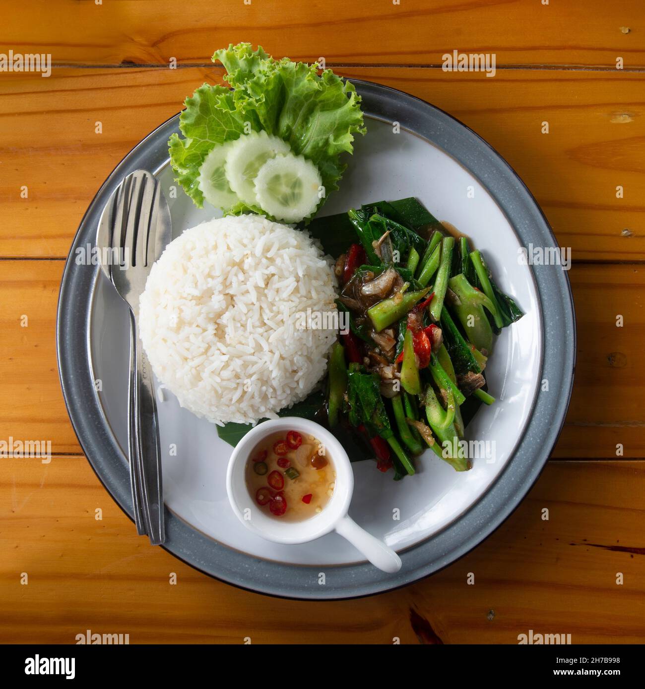 Gebratener Kohl mit Reis, einfaches Essen aus Thailand, das einen köstlichen Geschmack hat, umrühren. Stockfoto
