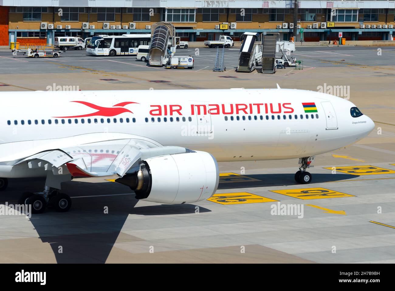 Air Mauritius Airbus A330 rollt vor dem Abflug nach Mauritius. Moderne A330-900 Neo (A330neo) Flugzeuge der AirMauritius Airline. Stockfoto