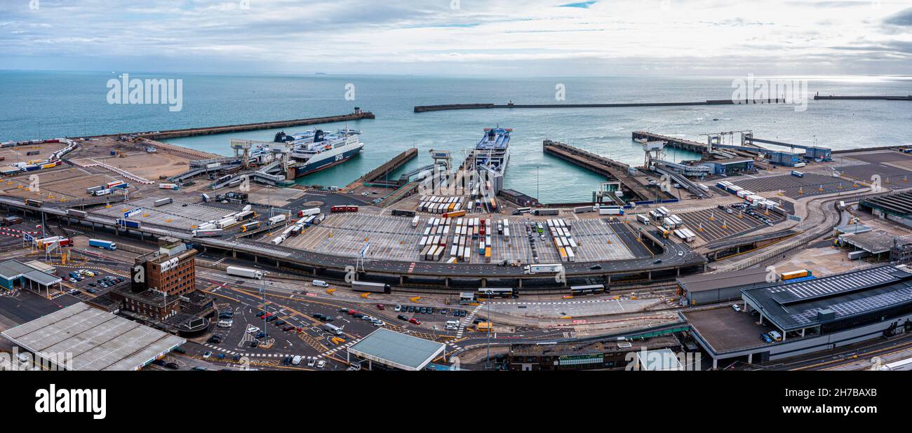 Luftaufnahme des Hafens und der Lastwagen, die nebeneinander in Dover, Großbritannien, geparkt sind. Stockfoto